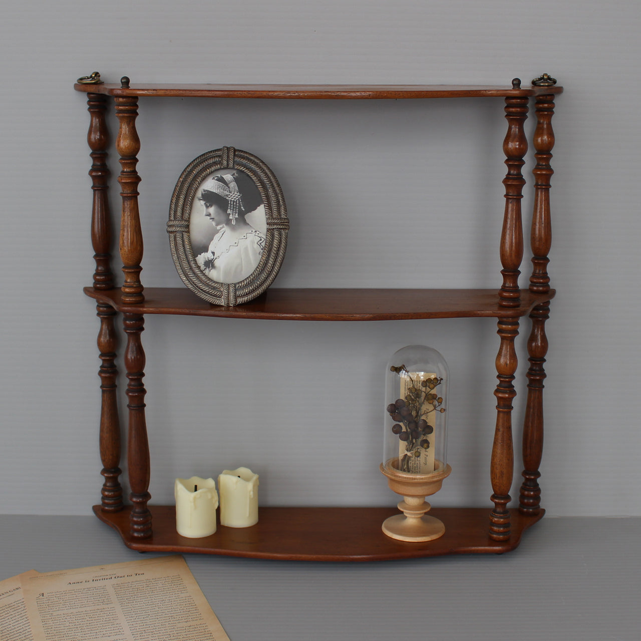 キャラメル色のナポレオンシェルフ