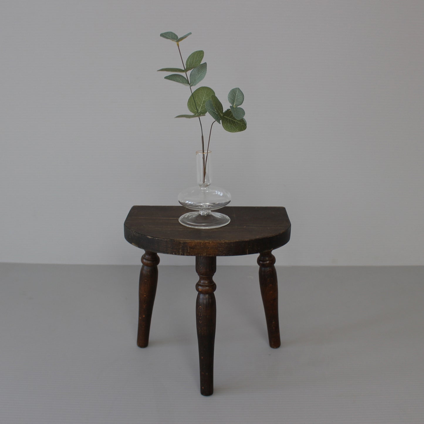 3本脚ミルクスツール